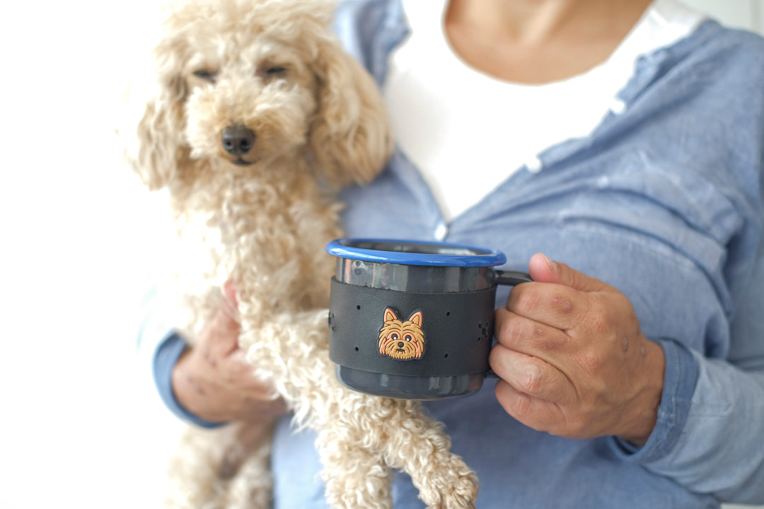 Customizable Enamel Mug With Leather Sleeve - Anthracite With Blue Rim Enamel Mug - Bonheim