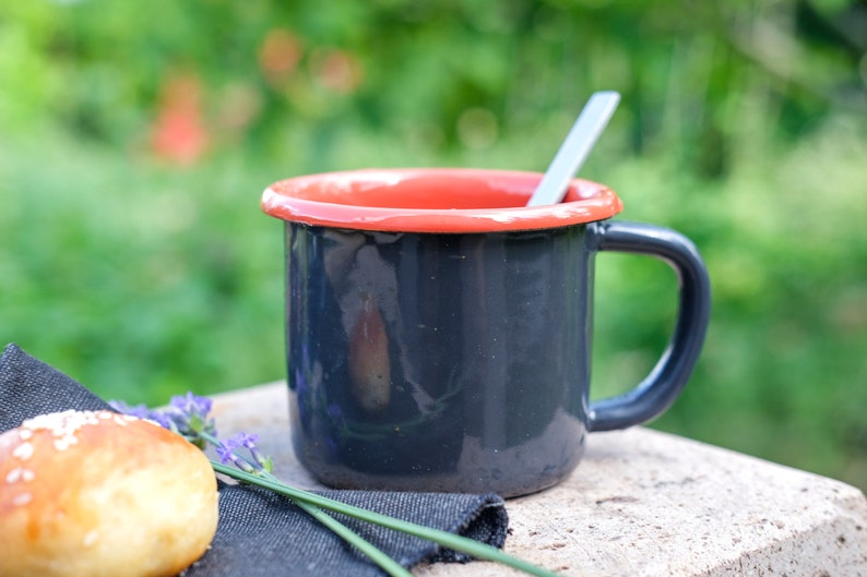 Anthracite With Salmon Red Rim Enamel Mug - Bonheim